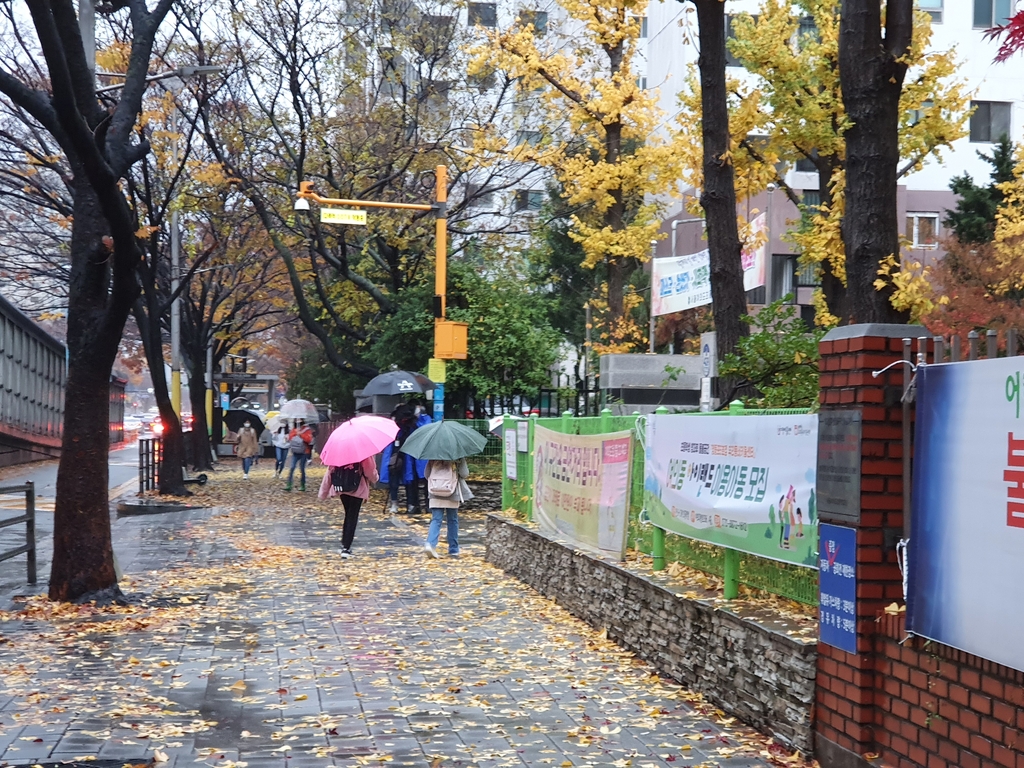 급식·돌봄 파업에 점심시간 빵·떡…"또 아이들 볼모"