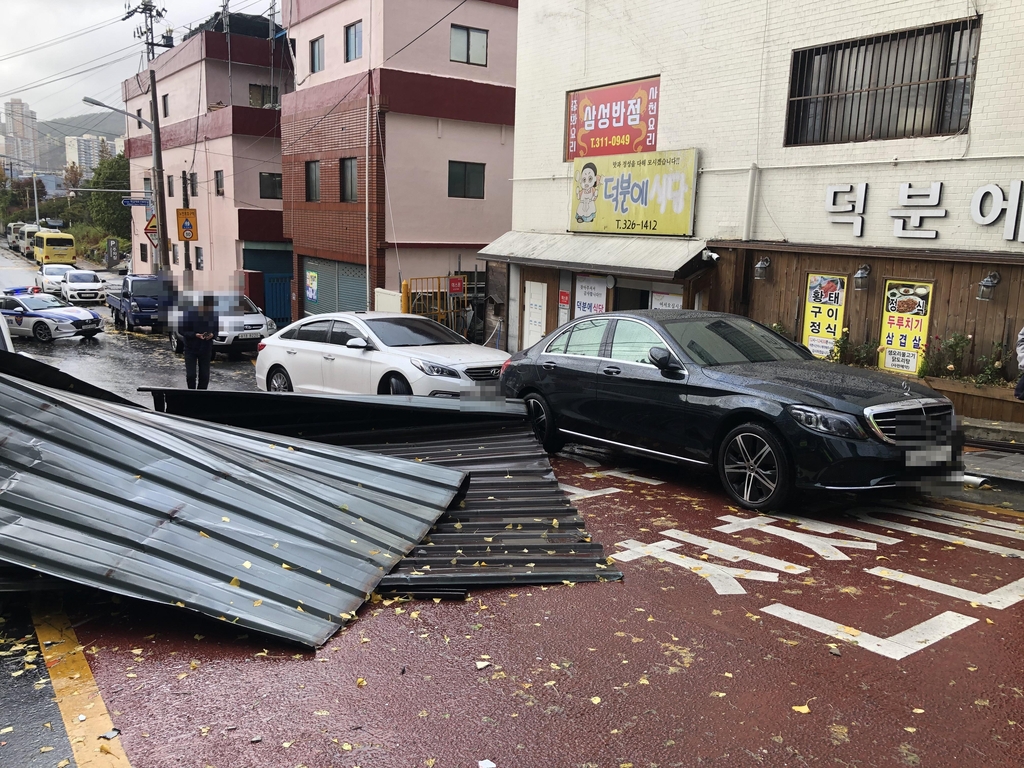 가건물 지붕 덮개 떨어져 차량 3대 파손…부산 곳곳 강풍 피해