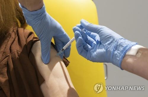 옥스퍼드대 개발 코로나19 백신 "노령층에도 똑같은 효과"