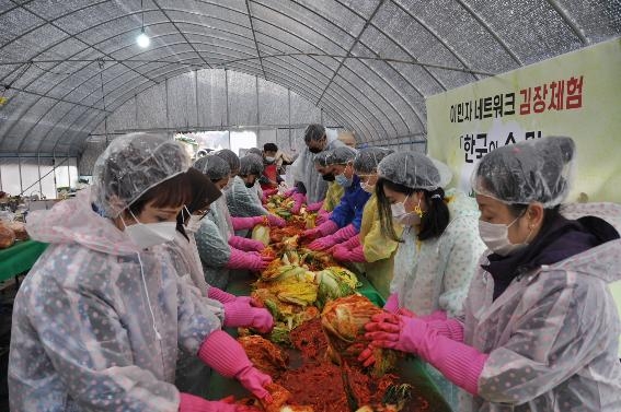 청주출입국사무소, 괴산서 외국인 초청 김장 체험