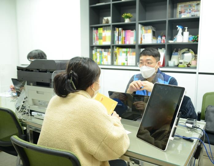 서민금융진흥원, 미혼모 시설 찾아 금융상담과 기부