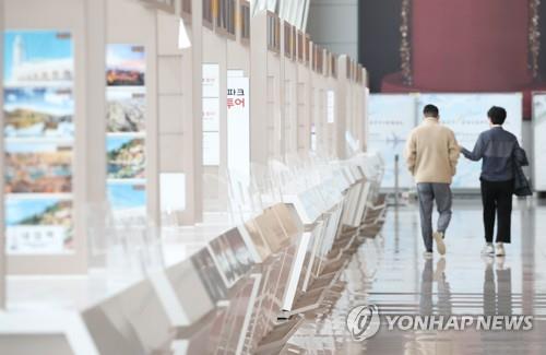 터널 끝이 안 보이는 관광업계…직원들 줄줄이 감소