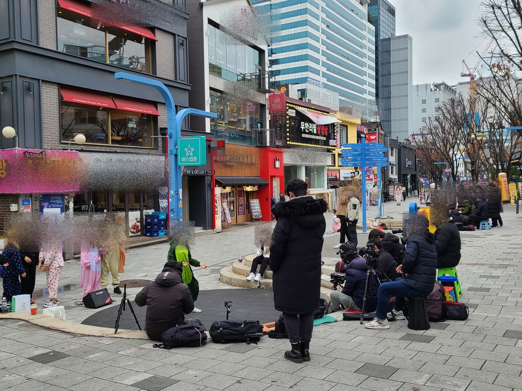 2단계 격상 앞둔 서울 번화가 한산…자영업자들 울상(종합)