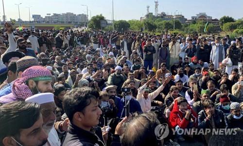 파키스탄 장관, 트윗서 마크롱 나치에 비유…오류 지적에 삭제