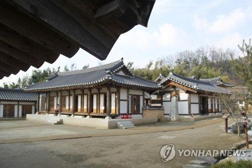 "전국서 오면 어쩌나" 옥천군 '육영수 숭모제' 방역 비상