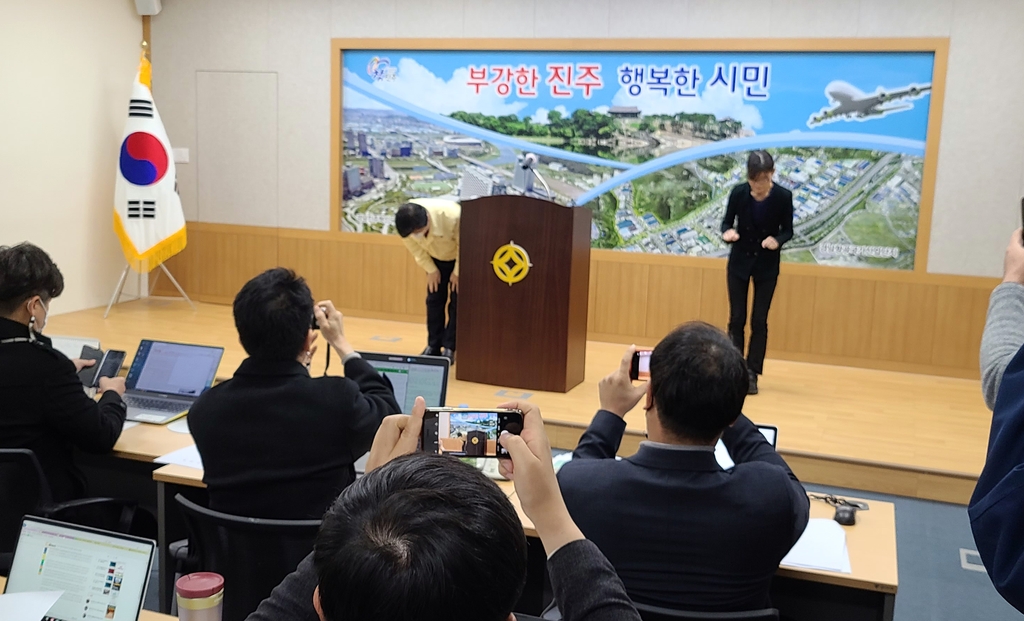 진주시,코로나 구멍…공무원 인솔 제주연수 이통장 등 19명 확진