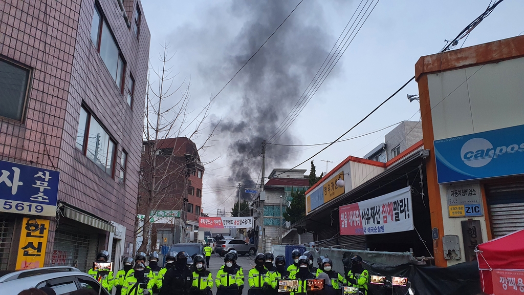 사랑제일교회 야간 강제집행…신도들 화염병 던지며 반발(종합)