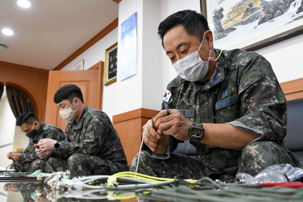 공군 동아리, 낙하산 줄로 마스크 목걸이 만들어 기부