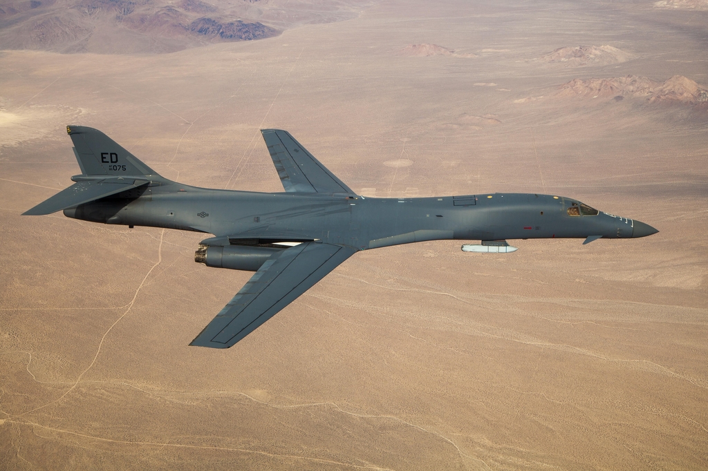 미국 B-1B 폭격기에 장거리 공대지 미사일 '재즘' 첫 장착