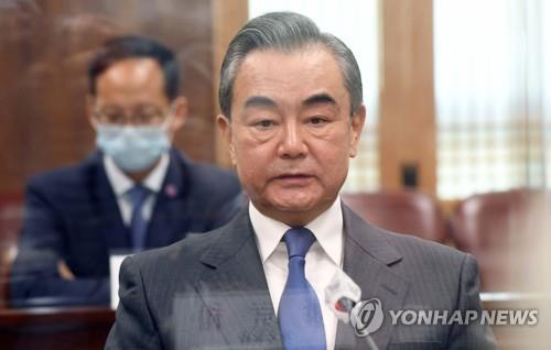 왕이, 강경화에 "한국, 양국 사이 '민감한 문제' 잘 처리해야"