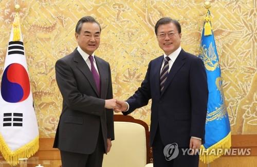 문 대통령 만난 왕이 "한반도 비핵화 목표 확고"