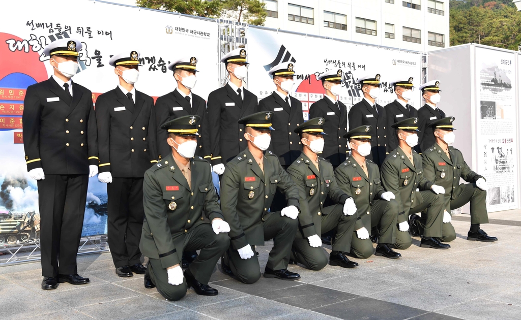 해군·해병대 학사사관 임관…모친·언니 이어 '군인의 길'