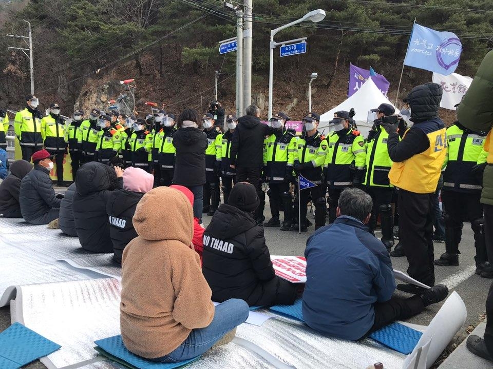 [1보] 사드기지 입구서 주민 해산 시작…경찰과 충돌 우려