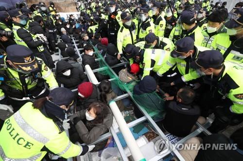 [3보] 경찰, 활동가 투신 소동에 주민 해산 중단