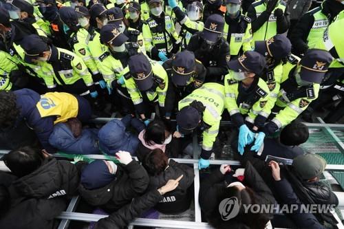 [3보] 경찰, 활동가 투신 소동에 주민 해산 중단