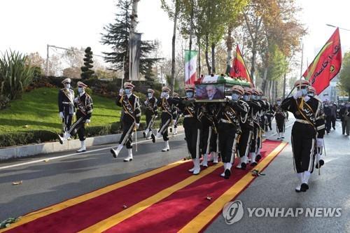 암살된 이란 핵 과학자 장례식…"끝까지 범인 추적"