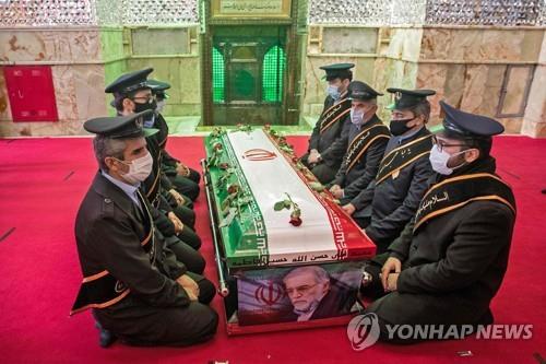 암살된 이란 핵 과학자 장례식…"끝까지 범인 추적"