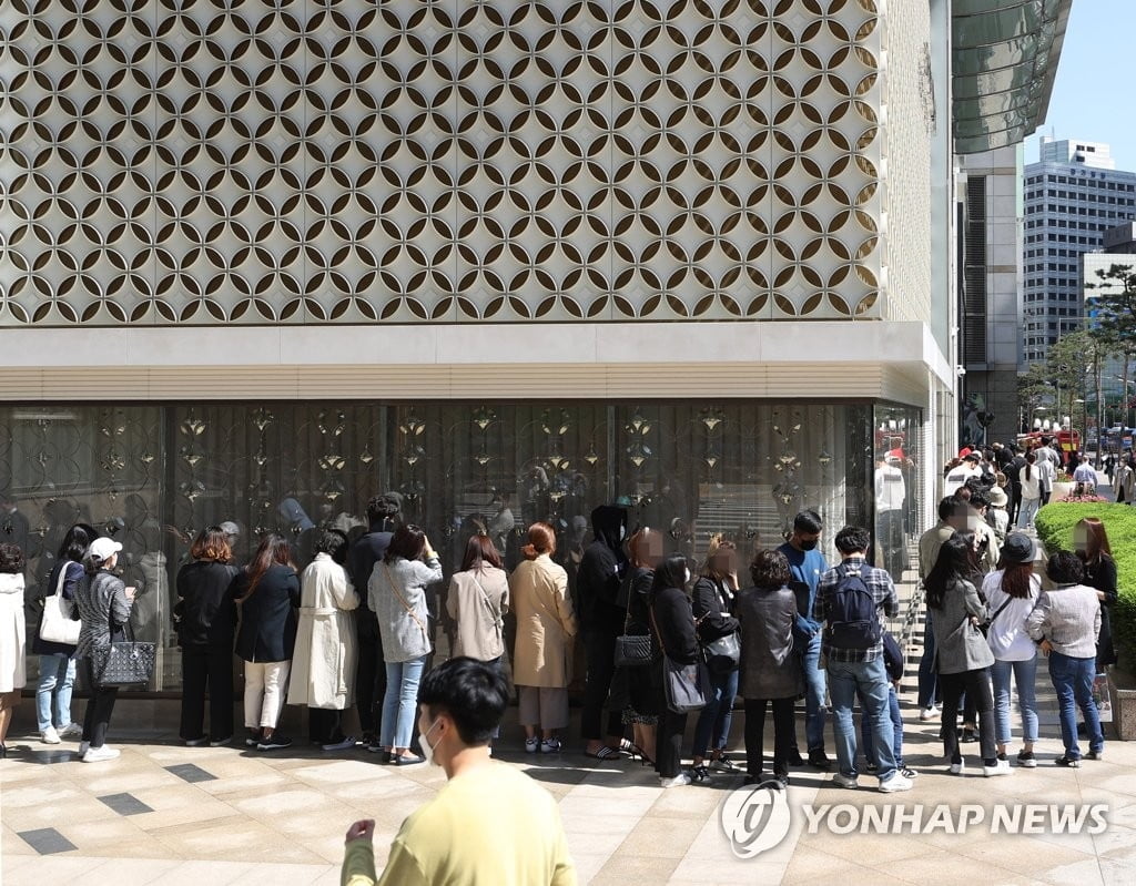 샤넬 또 가격 인상설…백화점 개점 전부터 북적