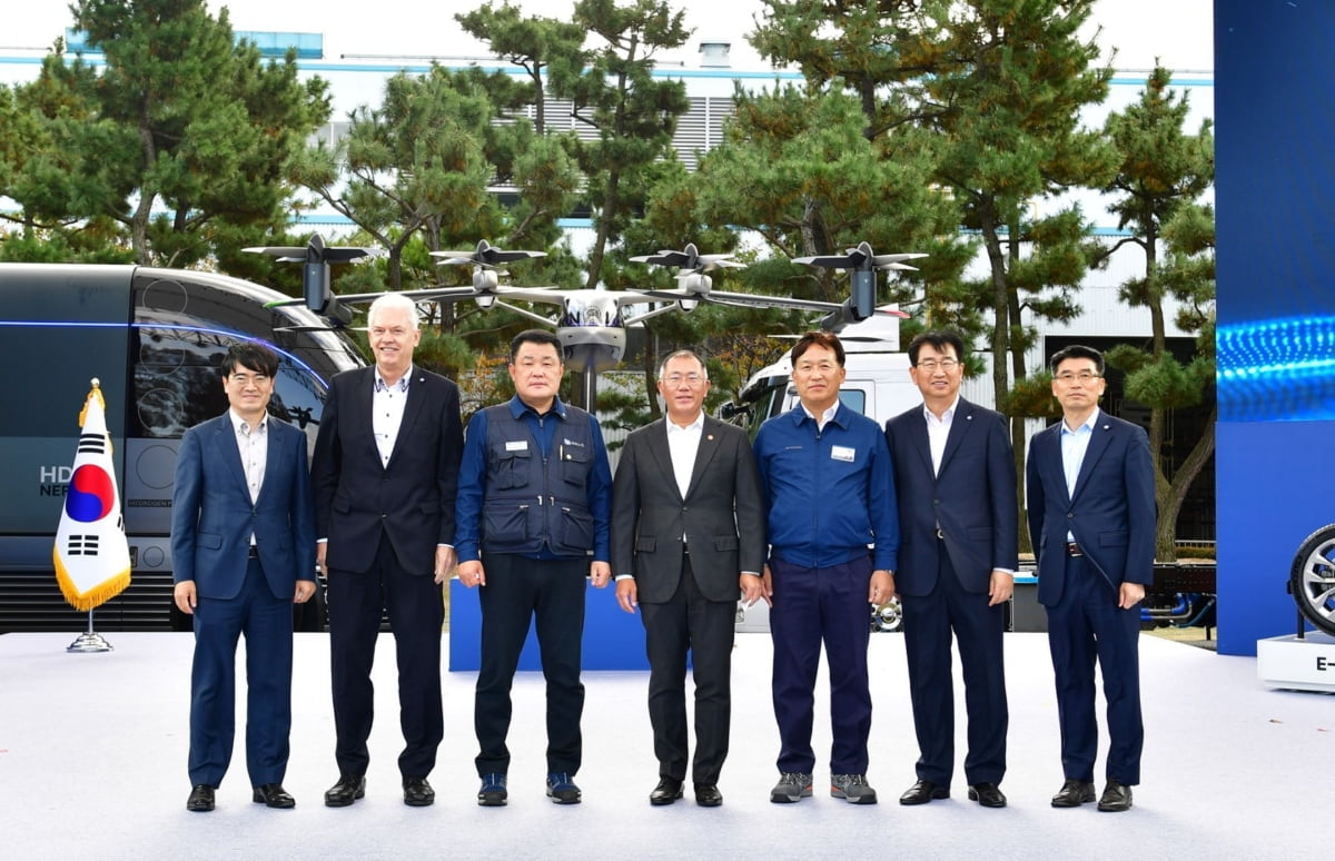 지난달 30일 현대차 울산공장에서 열린 `친환경 미래차 현장방문` 행사 종료 후 현대차그룹 관계자들이 기념촬영을 갖고 있다. 사진 좌측부터 현대차 공영운 사장, 알버트 비어만 사장, 이상수 지부장, 정의선 회장, 하언태 사장, 이원희 사장, 기아차 송호성 사장.