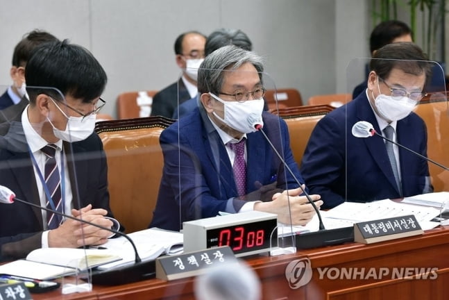 `추미애·윤석열 갈등`…靑 "법과 원칙에 따라 해결될 것"