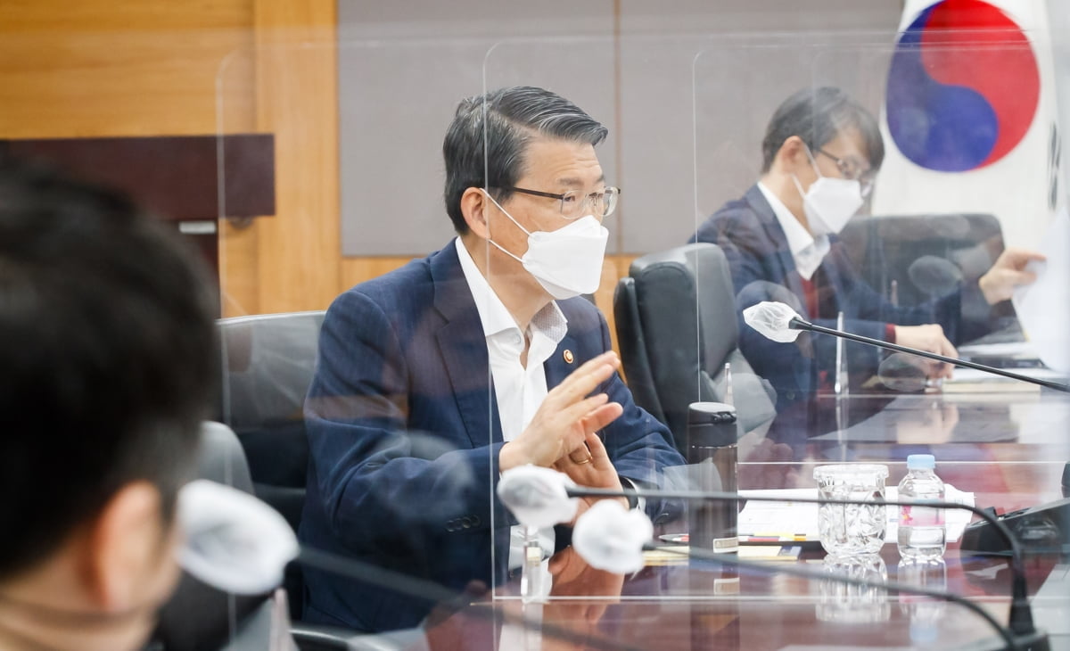 은성수 "대한항공·아시아나 통합시 구조조정 없다…요금인상도 제한적"