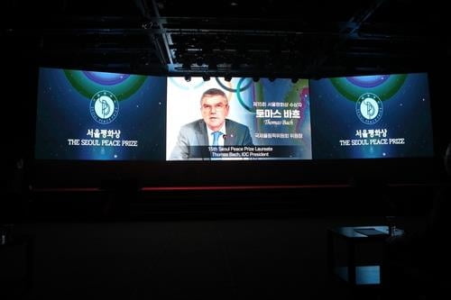 바흐 IOC 위원장 15일 방일…스가 만나 올림픽 논의