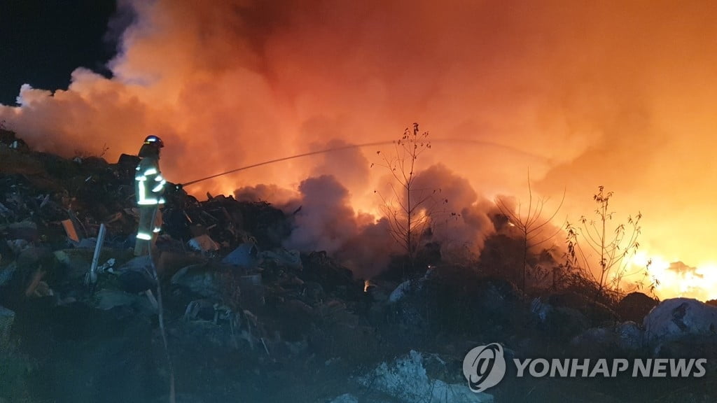 구미 쓰레기매립장 다시 불…20시간 넘게 진화 중