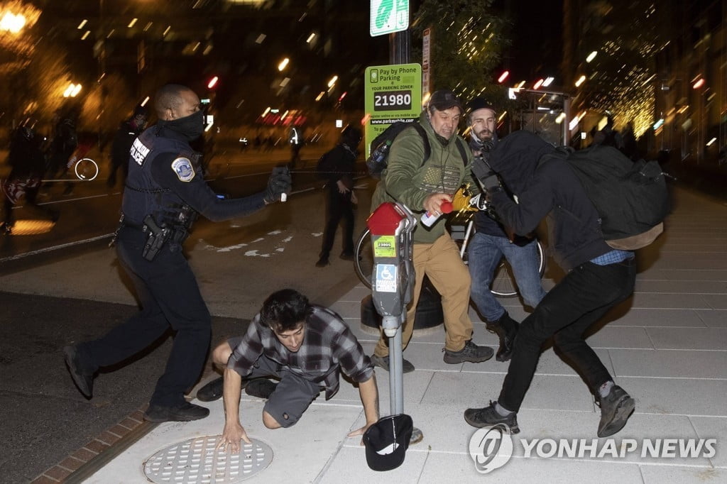 "바이든 인정할 수 없다" 트럼프 지지자 집회서 무력 충돌