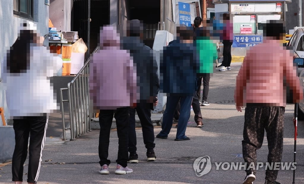 [속보] 당국 "중앙-지자체, 수도권·강원 1.5단계 격상 협의 중"