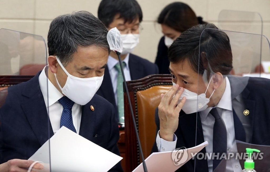 박능후 "화이자·모더나 백신 협상 중…3천만명분 넘어"