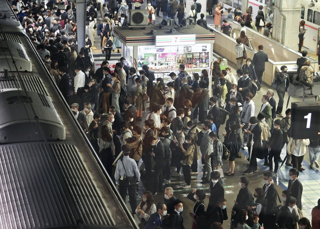 日 코로나 신규 확진 연이어 2천명대…사흘연속 최다치 `폭증`