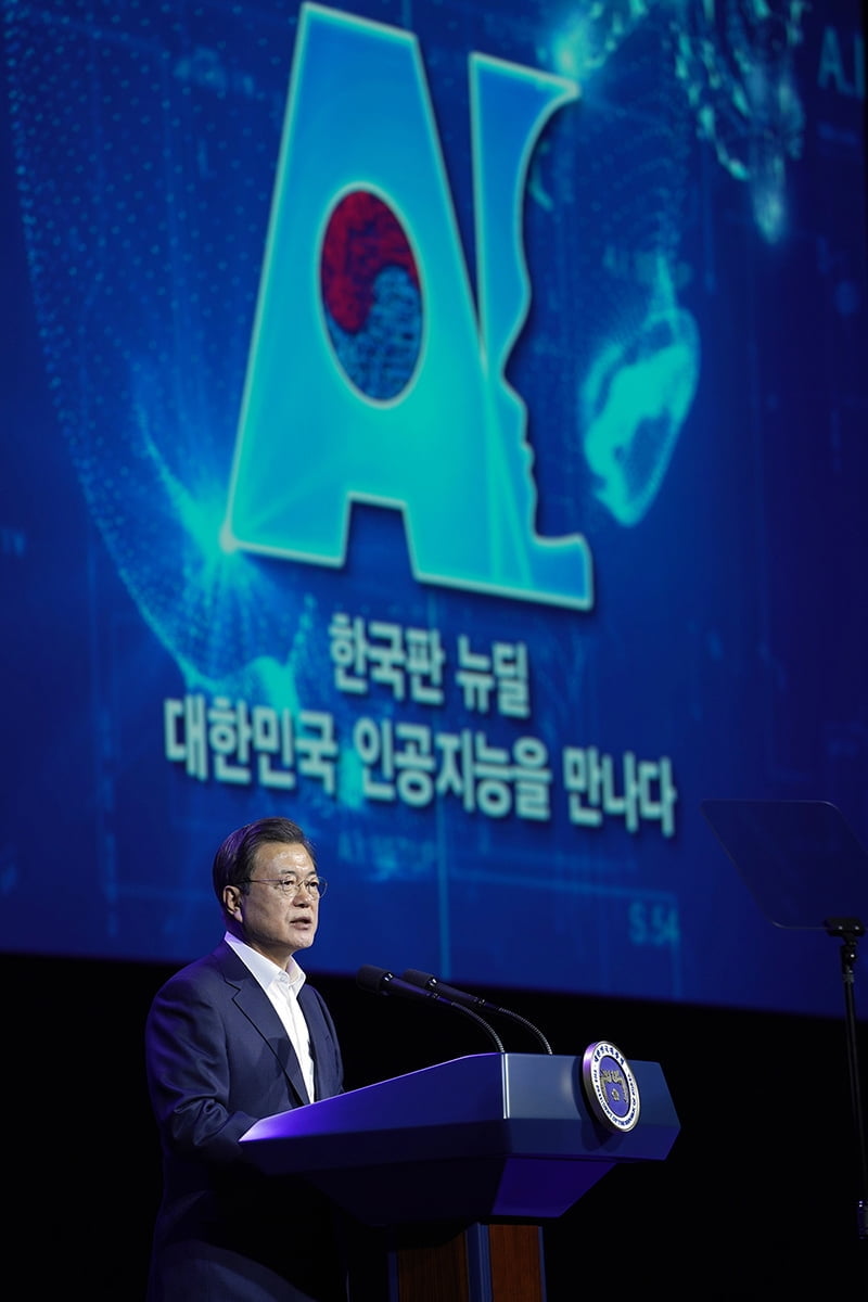 문 대통령이 25일 오후 일산 킨텍스에서 열린 `한국판뉴딜, 대한민국 인공지능을 만나다` 행사에서 인공지능 육성 의지를 밝혔다. (청와대 제공)