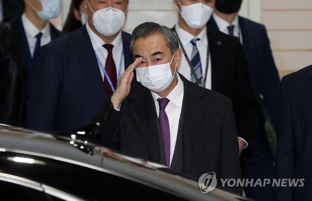 한국 도착한 中 왕이…내일 문대통령 예방