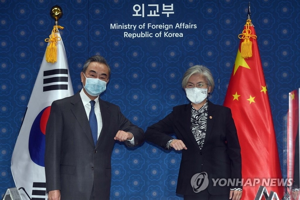 中 왕이, 강경화에 경고?…"한국, `민감한 문제` 잘 처리해야"