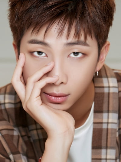 방탄소년단 RM, 나무같은 따뜻한 분위기 속 강렬 눈빛