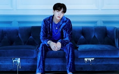 방탄소년단 슈가, 'BE' 콘셉트 포토 공개…블루+화이트 '냉미남' 매력