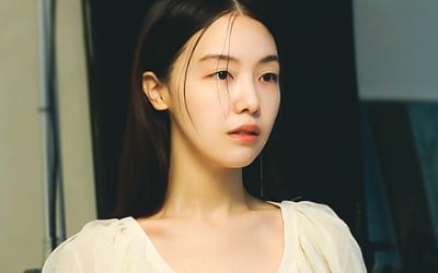 방민아 "날 것 그대로의 매력"…'독립영화의 얼굴' 화보 비하인드