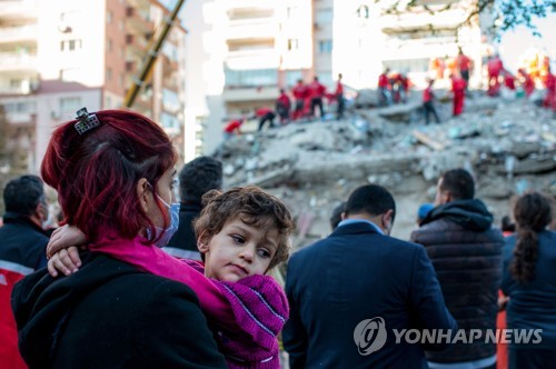 터키·그리스 강진 사망자 75명으로 늘어…부상자 1천명 육박