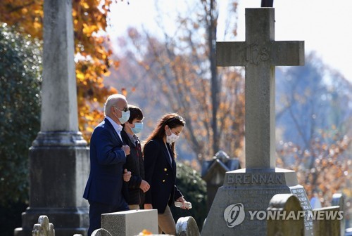 대선 승리 바이든 성당 찾아…'불복' 트럼프는 이틀째 골프