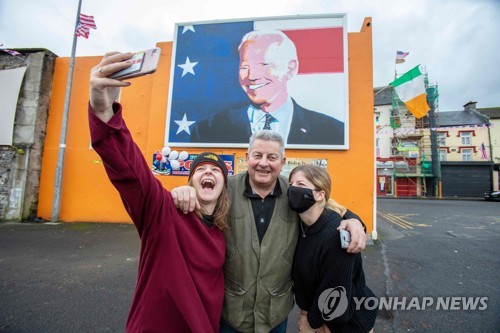 [바이든 시대] 선조 고향 아일랜드 마을서도 축배