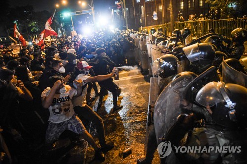 대통령 탄핵에 들끓는 페루 민심…20년 만에 최대규모 시위