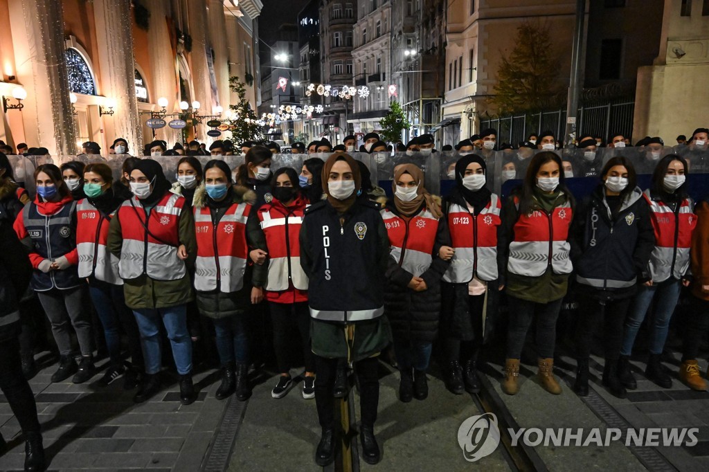 "코로나로 가정폭력도 급증"…여성폭력추방의날 각국서 시위