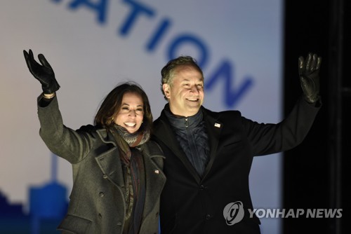 미 부통령 당선인 남편 로펌 떠난다…"이해충돌 소지"