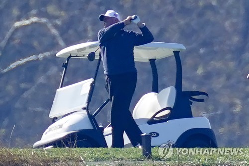 대선 승리 바이든 성당 찾아…'불복' 트럼프는 이틀째 골프