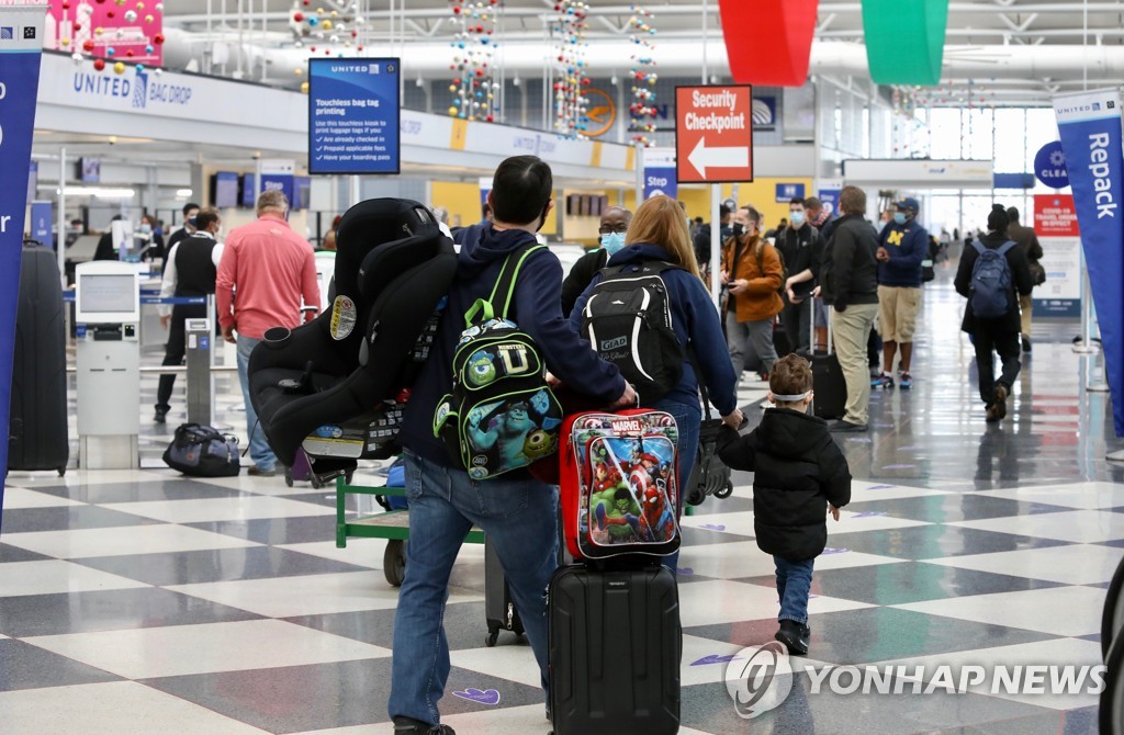 추수감사절 코로나경고에도 美공항 북새통…이틀간 200만명 여행