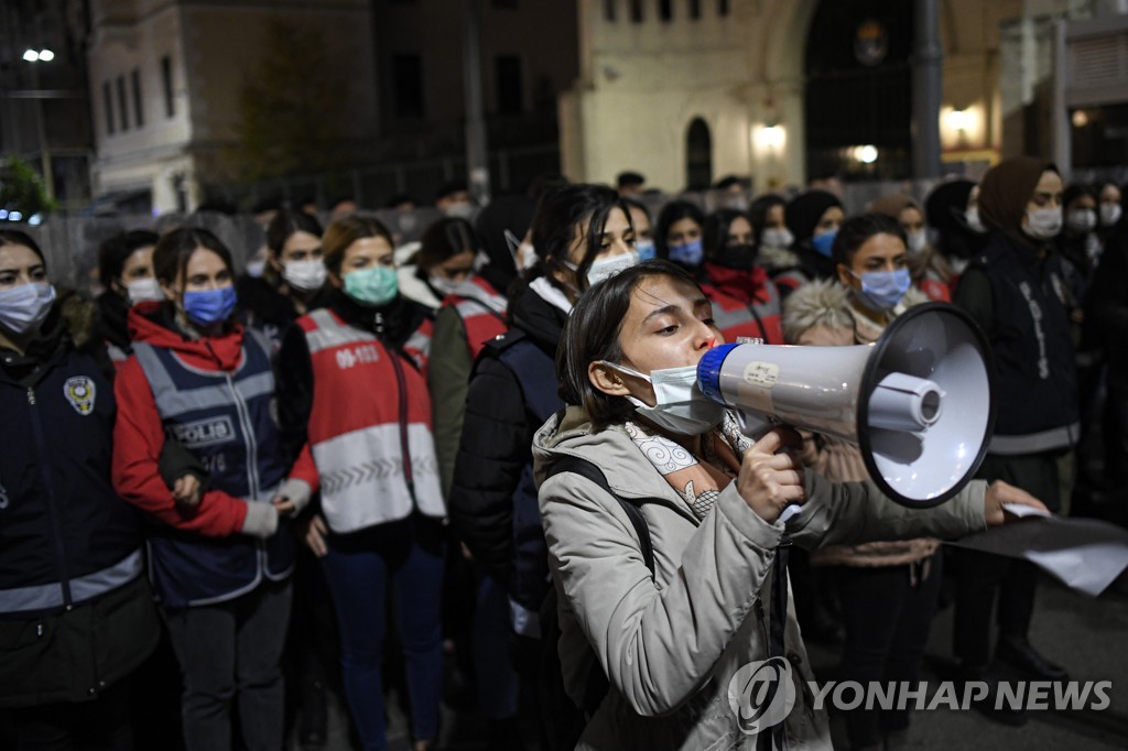 "코로나로 가정폭력도 급증"…여성폭력추방의날 각국서 시위