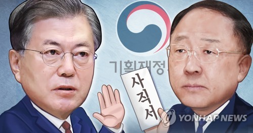 문대통령 "홍남기, 경제회복 적임자"…거취논란 불식(종합)