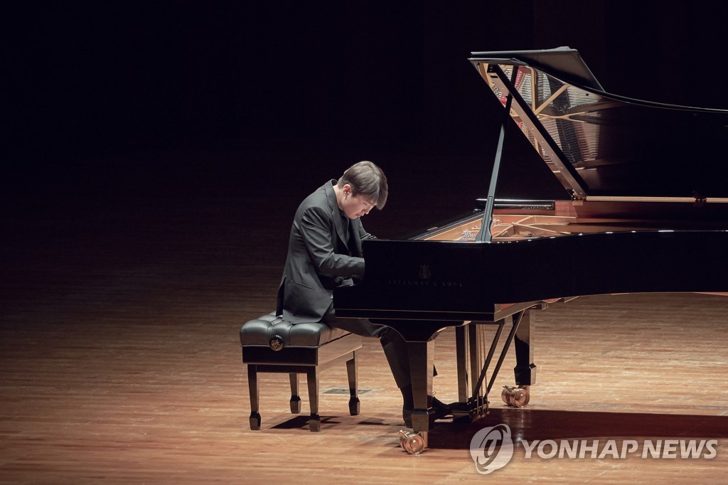 클래식 공연계도 코로나 타격…조성진 앙코르 공연 무산