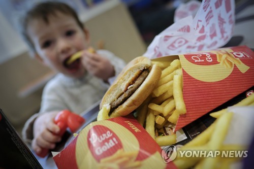 영국, 비만과의 전쟁…정크푸드 광고 온라인서 퇴출 추진