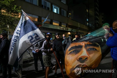 환갑 맞은 축구영웅 마라도나 뇌수술 후 회복중(종합2보)